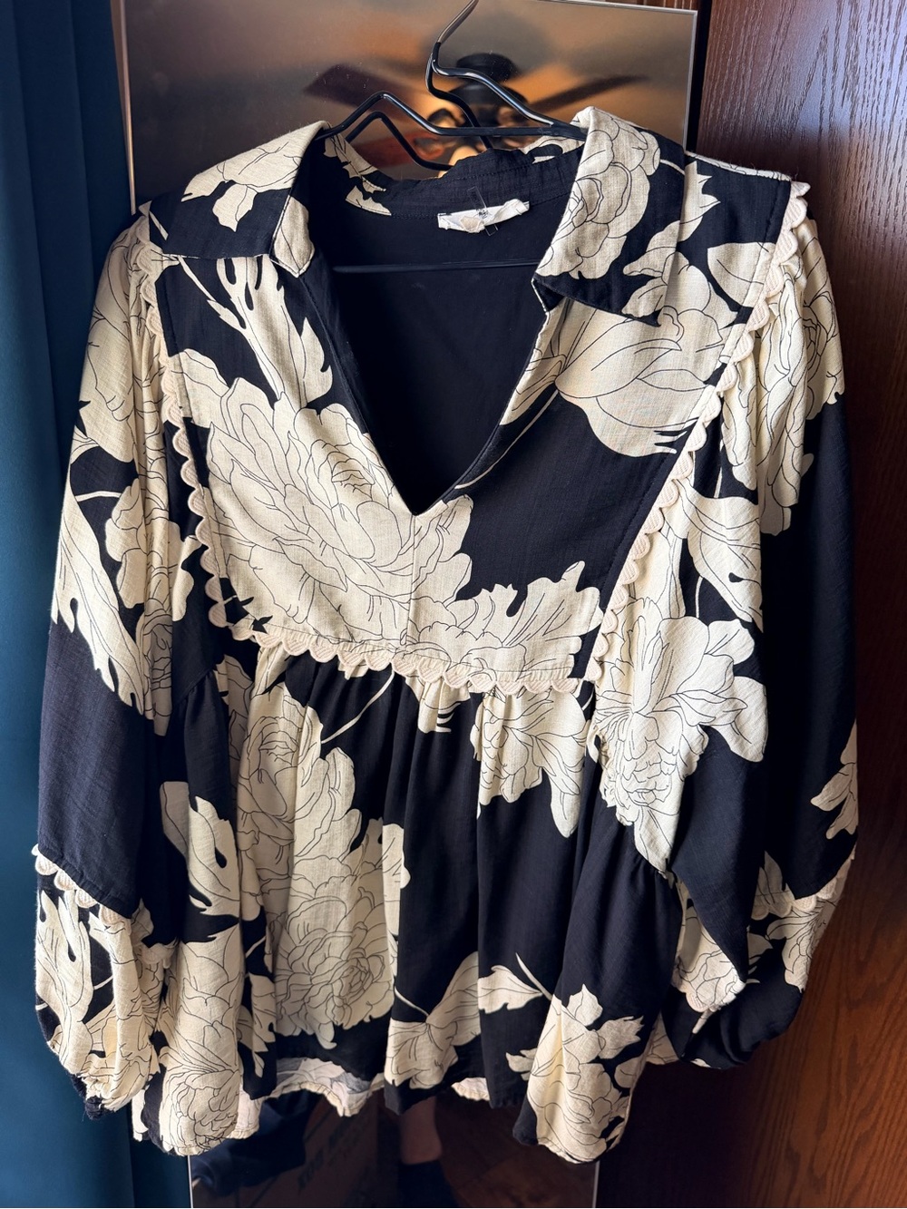 entro Black and Cream Floral V-Neck Tunic Top